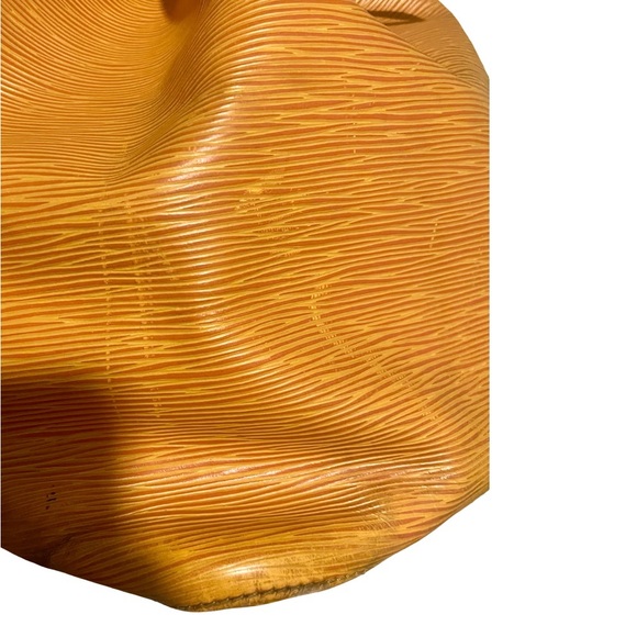 Authentic Louis Vuitton Noe Yellow Epi Leather bag 🥳 - Picture 9 of 12